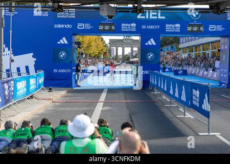 Berlin, Berlin, Allemagne. 21 septembre 2025. Le Kenya Sabastian Sawe a remporté le Marathon de Berlin le dimanche 21 septembre 2025, remportant le titre masculin lors de la 51e édition de la course. (Crédit image : © Michael Kuenne/PRESSCOV via ZUMA Press Wire) USAGE ÉDITORIAL SEULEMENT ! Non destiné à UN USAGE commercial ! Crédit : ZUMA Press, Inc/Alamy Live News Banque D'Images