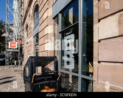 Paris, France - Sep 19, 2025 : vue extérieure de l'Apple Store avec grande fenêtre en verre annonçant le lancement du nouveau smartphone Apple iPhone 17 Pro, marque vis Banque D'Images