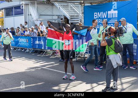 Berlin, Berlin, Allemagne. 21 septembre 2025. Le Kenya Sabastian Sawe a remporté le Marathon de Berlin le dimanche 21 septembre 2025, remportant le titre masculin lors de la 51e édition de la course. (Crédit image : © Michael Kuenne/PRESSCOV via ZUMA Press Wire) USAGE ÉDITORIAL SEULEMENT ! Non destiné à UN USAGE commercial ! Crédit : ZUMA Press, Inc/Alamy Live News Banque D'Images