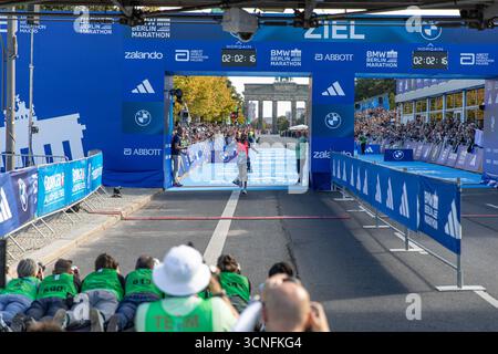 Berlin, Berlin, Allemagne. 21 septembre 2025. Le Kenya Sabastian Sawe a remporté le Marathon de Berlin le dimanche 21 septembre 2025, remportant le titre masculin lors de la 51e édition de la course. (Crédit image : © Michael Kuenne/PRESSCOV via ZUMA Press Wire) USAGE ÉDITORIAL SEULEMENT ! Non destiné à UN USAGE commercial ! Crédit : ZUMA Press, Inc/Alamy Live News Banque D'Images