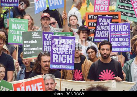 Londres, Royaume-Uni. 20 septembre 2025. Les manifestants se rassemblent pour la marche Make Them Pay devant le siège de la BBC, exigeant que le gouvernement taxe les milliardaires et fasse payer les pollueurs. Crédit : Vuk Valcic/Alamy Live News Banque D'Images