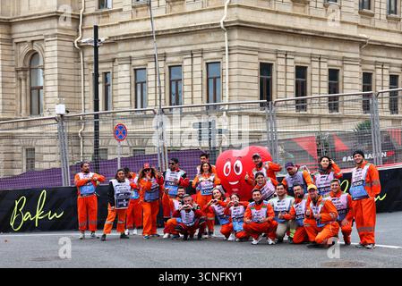 Bakou, Azerbaïdjan. 21 septembre 2025. Atmosphère du circuit - Marshals en bord de piste. 21.09.2025. Championnat du monde de formule 1, Rd 17, Grand Prix d'Azerbaïdjan, Bakou Street circuit, Azerbaïdjan, jour de la course. Crédit : James Moy/Alamy Live News Banque D'Images