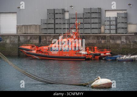 Navire de sauvetage maritime espagnol Salvamento Maritimo à Bermeo Port pays Basque. Bateau de sauvetage orange, services d'urgence, sécurité côtière, port Banque D'Images
