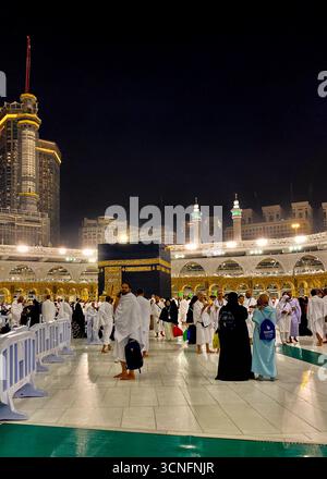 La Mecque, Arabie Saoudite - 07 mars 2023 : multitudes de pèlerins marchant autour de Kaaba pendant le Hadj à Makkah - Islam ville la plus sainte - photo du soir avec obscurité Banque D'Images