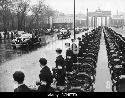 Adolf Hitler en route pour l'exposition internationale de l'automobile à Berlin. Checkpoint Charlie en arrière-plan. 1939 Banque D'Images