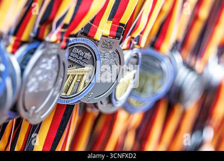 Berlin, Allemagne. 21 septembre 2025. Athlétisme : marathon. Médailles accrochées dans la zone d'arrivée du BMW Berlin Marathon. Crédit : Andreas Gora/dpa/Alamy Live News Banque D'Images