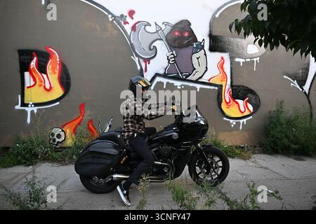 Les gens conduisent des motos lors de la 22e fête annuelle Indian Larry Block Party le 20 septembre 2025 dans le quartier de Williamsburg à Brooklyn, New York. Banque D'Images