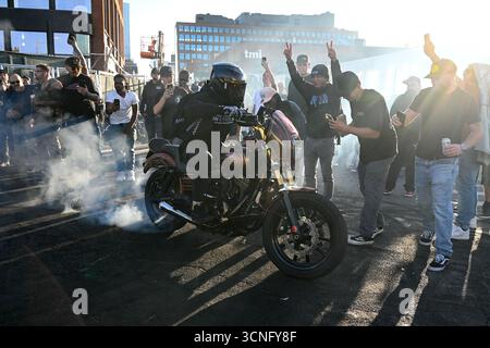 Les gens conduisent des motos lors de la 22e fête annuelle Indian Larry Block Party le 20 septembre 2025 dans le quartier de Williamsburg à Brooklyn, New York. Banque D'Images