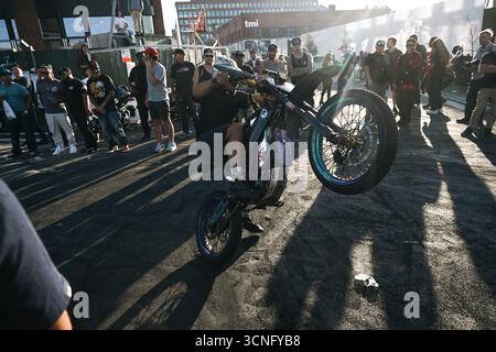 Les gens conduisent des motos lors de la 22e fête annuelle Indian Larry Block Party le 20 septembre 2025 dans le quartier de Williamsburg à Brooklyn, New York. Banque D'Images
