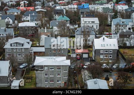 Une vue depuis le sommet de la tour de l'église Hallgrímskirkja à Reykjavík, islandais. Banque D'Images