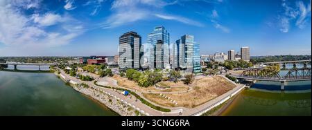 Vue aérienne de jour du centre-ville de Saskatoon (Saskatchewan), avec vue sur les gratte-ciel de la ville, la rivière et les ponts. Banque D'Images