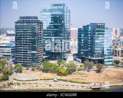 Vue aérienne de jour du centre-ville de Saskatoon (Saskatchewan), avec vue sur les gratte-ciel de la ville, la rivière et les ponts. Banque D'Images
