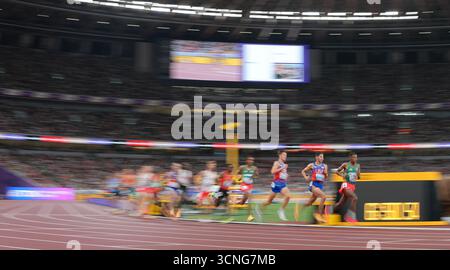 Tokyo, Japon. 21 septembre 2025. Les athlètes concourent lors de la finale du 5000 m masculin aux Championnats du monde d'athlétisme 2025 à Tokyo, au Japon, le 21 septembre 2025. Crédit : Ju Huanzong/Xinhua/Alamy Live News Banque D'Images