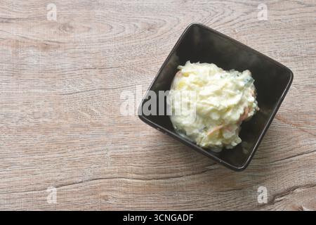 purée de pommes de terre cuite au four avec salade d'œufs durs sauce japonaise sur bol Banque D'Images