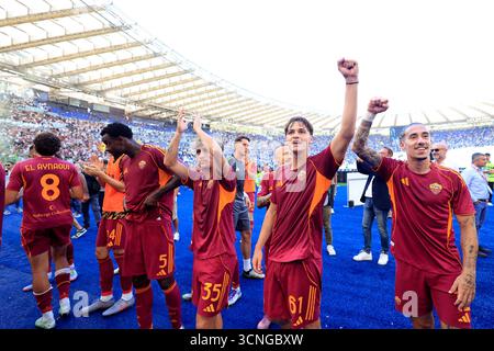 Rome, Italie. 21 septembre 2025. Rome, Italie, 21 septembre 2025. Les joueurs de RomaÕs célèbrent à la fin de la Serie italienne Un match de football entre le Lazio et Roma au stade olympique de Rome. Roma a battu Lazio 1-0. Crédit : Riccardo de Luca - Actualiser les images/Alamy Live News Banque D'Images