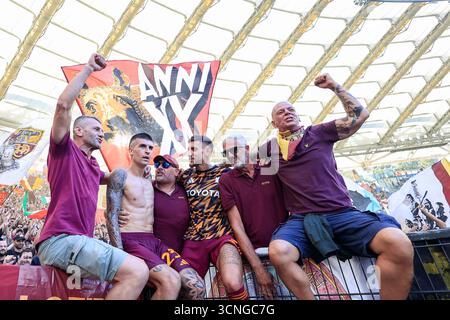 Rome, Italie. 21 septembre 2025. Gianluca Mancini, deuxième à partir de la gauche, et Lorenzo Pellegrini, troisième à partir de la droite, de Roma, célébrez avec les fans à la fin du match de football italien Serie A entre le Lazio et Roma au stade olympique de Rome, Rome, Italie, le 21 septembre 2025. Crédit : Riccardo de Luca - Actualiser les images/Alamy Live News Banque D'Images