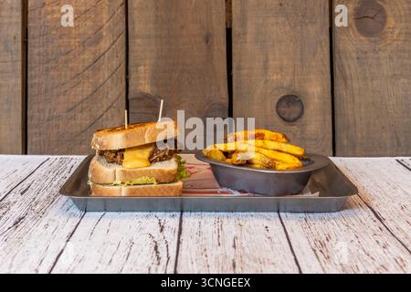 Sandwich au porc effiloché : porc effiloché cuit pendant 12 heures, sauce barbecue maison et coleslaw croustillant Banque D'Images