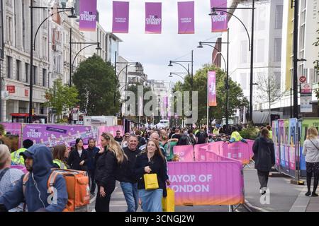 Londres, Royaume-Uni. 21 septembre 2025. La foule envahit Oxford Street car elle est partiellement fermée à la circulation pendant une journée, avant les plans pour piétonner la célèbre rue commerçante. Crédit : Vuk Valcic/Alamy Live News Banque D'Images