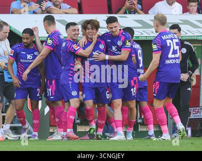 Augsburg, Deutschland. 20 septembre 2025. Mainz feiert den Führungstreffer, i(v.Li.) Paul Nebel (FSV Mainz 05), Torschütze Kaishu Sano (FSV Mainz 05 #6) et Anthony Caci (FSV Mainz 05 #19) ; FC Augsburg v. FSV Mainz 05. 4. SPIELTAG ; LA RÉGLEMENTATION DFL INTERDIT TOUTE UTILISATION DE PHOTOGRAPHIES COMME SÉQUENCES D'IMAGES ET/OU QUASI-VIDÉO. Crédit : dpa/Alamy Live News Banque D'Images