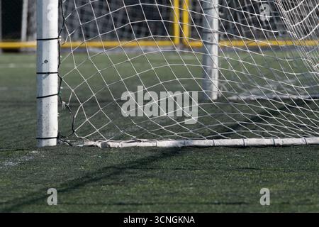 Filet de but de football avec de l'herbe verte, vu sous un angle bas. Banque D'Images