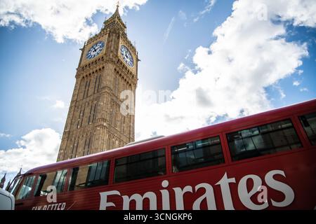 Queen Elizabeth Tower, partie du Palais de Westminster, avec un bus rouge à impériale londonien devant. Banque D'Images