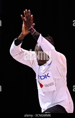 Tokyo, Japon. 21 septembre 2025. Le belge Isaac Kimeli célèbre sur le podium après la finale du 5000m masculin, aux Championnats du monde d'athlétisme à Tokyo, au Japon, le dimanche 21 septembre 2025. Les mondes outdoor se déroulent du 13 au 21 septembre. BELGA PHOTO JASPER JACOBS crédit : Belga News Agency/Alamy Live News Banque D'Images
