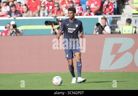 Sinsheim, Deutschland. 20 septembre 2025. 20/09/2025, PreZero Arena, Sinsheim, GER, 1.FBL, TSG Hoffenheim vs FC Bayern Munich, in the Picture Bernardo (Hoffenheim) la réglementation DFL interdit toute utilisation de photographies comme séquences d'images et/ou quasi-vidéo. Crédit : dpa/Alamy Live News Banque D'Images