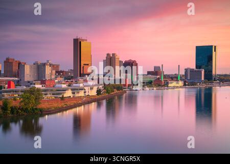 Toledo, Ohio, États-Unis. Image de paysage urbain aérien du centre-ville de Toledo, Ohio avec reflet de la ligne d'horizon dans le calme fleuve Maumee au magnifique lever du soleil d'automne. Banque D'Images