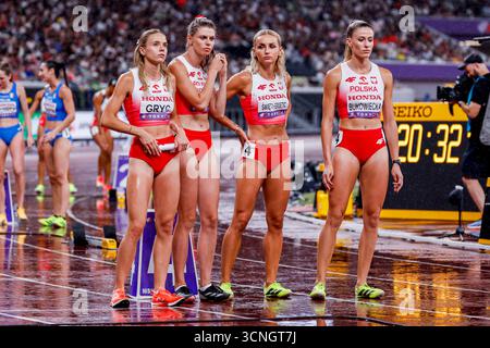 Tokyo, Japon. 21 septembre 2025. Équipe de Pologne, Anna Gryc et Alicja Wrona-Kutrzepa et Justyna Święty-Ersetic et Natalia Bukowiecka s'occupe après avoir participé à la finale du relais 4x400 mètres féminin lors des Championnats du monde d'athlétisme Tokyo 2025 du jour 9 au stade national du Japon le 21 septembre 2025 à Tokyo, Japon. (Crédit : Marcel ter bals/MTB-photo/Alamy Live News) Banque D'Images