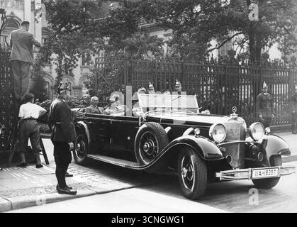 Le chef du NSDAP Adolf Hitler en civil, partant en Mercedes, après avoir rencontré le président Paul von Hindenburg, 1932 Banque D'Images