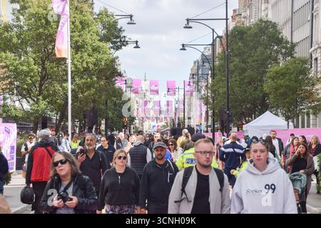 21 septembre 2025 : Londres, Royaume-Uni. 21 septembre 2025. La foule envahit Oxford Street car elle est partiellement fermée à la circulation pendant une journée, avant les plans pour piétonner la célèbre rue commerçante. Credit : Vuk Valcic/Alamy Live News (Credit image : © Vuk Valcic/SOPA images via ZUMA Press Wire) USAGE ÉDITORIAL SEULEMENT ! Non destiné à UN USAGE commercial ! Banque D'Images