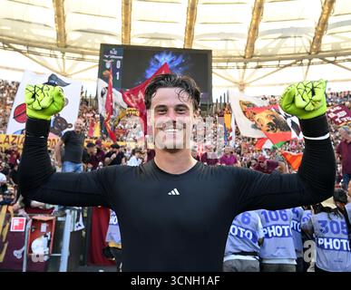 Rome, Italie. 21 septembre 2025. Roma's Mile Svilar réagit après le match de football Serie A entre le Lazio et Roma à Rome, Italie, le 21 septembre 2025. Crédit : Alberto Lingria/Xinhua/Alamy Live News Banque D'Images