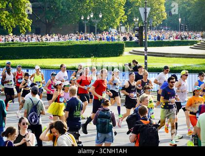 Berlin, Allemagne. 21 septembre 2025. La photo prise le 21 septembre 2025 montre des participants en compétition lors du Marathon de Berlin 2025 à Berlin, en Allemagne. Crédit : Zhao Jiantong/Xinhua/Alamy Live News Banque D'Images