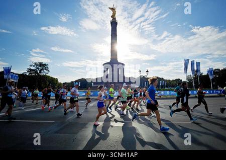 Berlin, Allemagne. 21 septembre 2025. Cette photo prise par un téléphone portable montre les participants en compétition lors du Marathon de Berlin 2025 à Berlin, Allemagne, le 21 septembre 2025. Crédit : Zhao Jiantong/Xinhua/Alamy Live News Banque D'Images