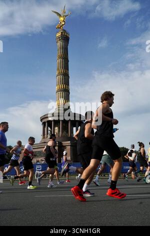 Berlin, Allemagne. 21 septembre 2025. La photo prise le 21 septembre 2025 montre des participants en compétition lors du Marathon de Berlin 2025 à Berlin, en Allemagne. Crédit : Zhao Jiantong/Xinhua/Alamy Live News Banque D'Images