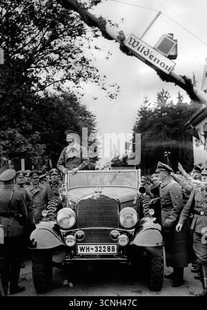 Adolf Hitler entre dans la ville de Wildenau dans une voiture Mercedes lors de son voyage à travers les Sudètes. 1942 Banque D'Images