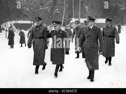 Le leader du troisième Reich, Adolf Hitler (premier à partir de la droite), se dirige vers le leader roumain Ion Antonescu (deuxième à partir de la gauche). Visible est le député Paul Schmidt, interprète d'Hitler (premier à partir de la gauche). Seconde Guerre mondiale, 1942 - photo de presse retouchée Banque D'Images