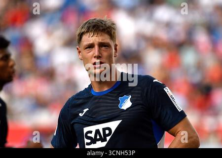 Sinsheim, Deutschland. 20 septembre 2025. 20/09/2025, PreZero Arena, Sinsheim, GER, 1.FBL, TSG Hoffenheim vs FC Bayern Munich, dans la photo Alexander Prass (Hoffenheim) la réglementation DFL interdit toute utilisation de photographies comme séquences d'images et/ou quasi-vidéo. Crédit : dpa/Alamy Live News Banque D'Images