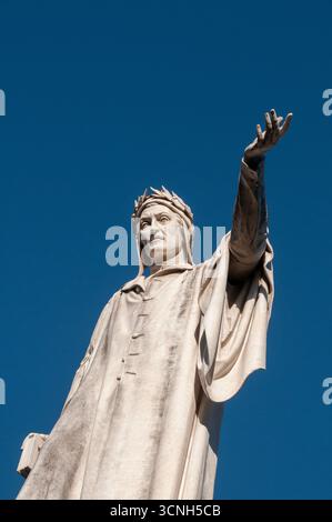 Gros plan de la statue monumentale de Dante Alighieri située sur la Piazza Dante, Naples. Banque D'Images