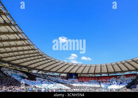 Rome, Italie. 21 septembre 2025. Les fans du Latium attendent le début du match de football italien Serie A entre le Latium et Roma au stade olympique. Crédit : Riccardo de Luca - Actualiser les images/Alamy Live News Banque D'Images
