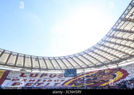 Rome, Italie. 21 septembre 2025. Les fans roms attendent le début du match de football italien Serie A entre le Lazio et les Roms au stade olympique. Crédit : Riccardo de Luca - Actualiser les images/Alamy Live News Banque D'Images