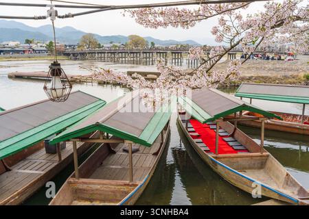 Bateaux yakatabune traditionnels sur la rivière Katsura près du pont Togetsukyo à Arashiyama. Kyoto, Japon. Banque D'Images