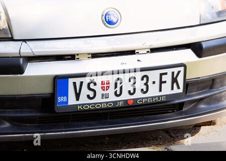 3 août 2025, Vrsac, Serbie : gros plan d'une plaque d'immatriculation avec le slogan - Kosovo is Serbia, attachée au pare-chocs de voiture Banque D'Images