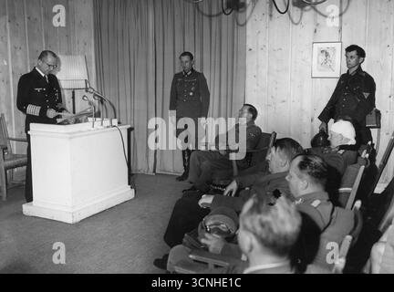 Le chancelier de Reich Adolf Hitler prononce un discours devant une ...