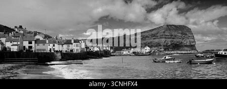 Bateaux de pêche et de plaisance dans le port de Staithes, côte nord du Yorkshire, Angleterre, Royaume-Uni Banque D'Images