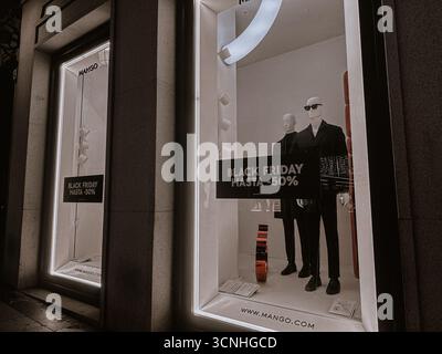 Madrid, Espagne 1er octobre 2024 vitrine de magasin Mango avec solde du Black Friday avec mannequins masculins et promotions. Une vitrine met en valeur le solde avec Banque D'Images