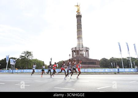 Berlin, Allemagne. 21/09/2025, Berlin, Allemagne. Sebastian Sawe et les coureurs devant le Siegessäule à Berlin-Tiergarten. Le BMW-Berlin Marathon le 21 septembre 2025. Il s'agit de la 51e édition du BMW Berlin Marathon annuel. Sven Struck / Alamy Life News Banque D'Images