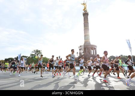 Berlin, Allemagne. 21/09/2025, Berlin, Allemagne. Coureurs au Siegessäule de Berlin-Tiergarten. Le BMW-Berlin Marathon le 21 septembre 2025. Il s'agit de la 51e édition du BMW Berlin Marathon annuel. Sven Struck / Alamy Life News Banque D'Images