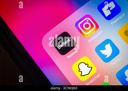Applications de médias sociaux populaires, y compris (Instagram, Poparazzi, Snapchat, WhatsApp, Twitter, Locket Widget et Facebook) sur l'écran d'un smartphone. Banque D'Images