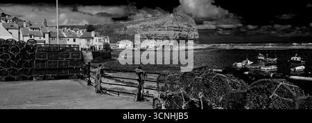 Bateaux de pêche et de plaisance dans le port de Staithes, côte nord du Yorkshire, Angleterre, Royaume-Uni Banque D'Images